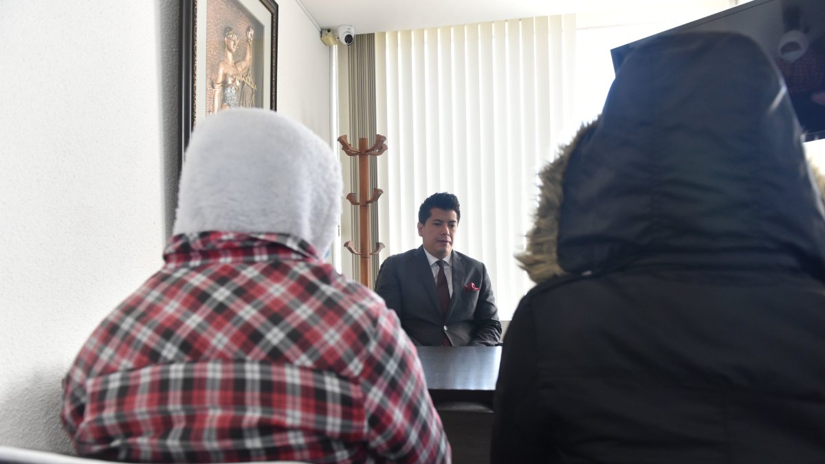 Quito. El abogado Alejandro Mancero habla con la víctima y su madre sobre la próxima diligencia judicial.