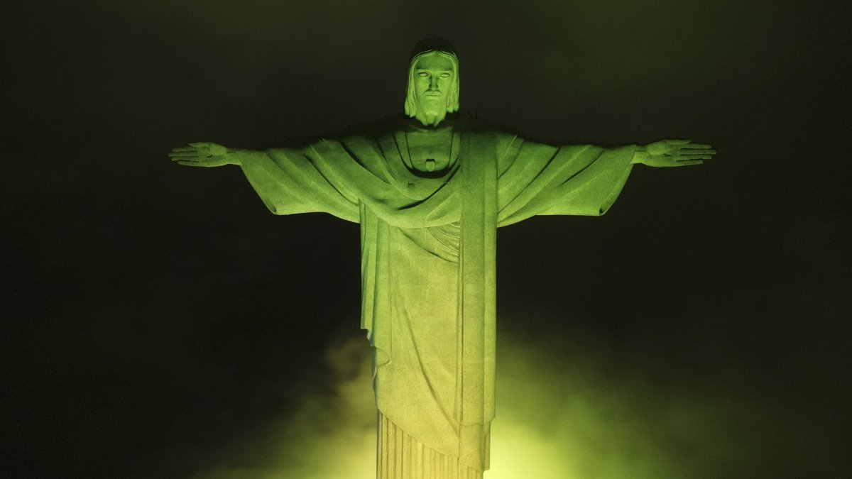 Fotografía aérea del Cristo Redentor iluminado con los colores de la bandera nacional en tributo a Pelé