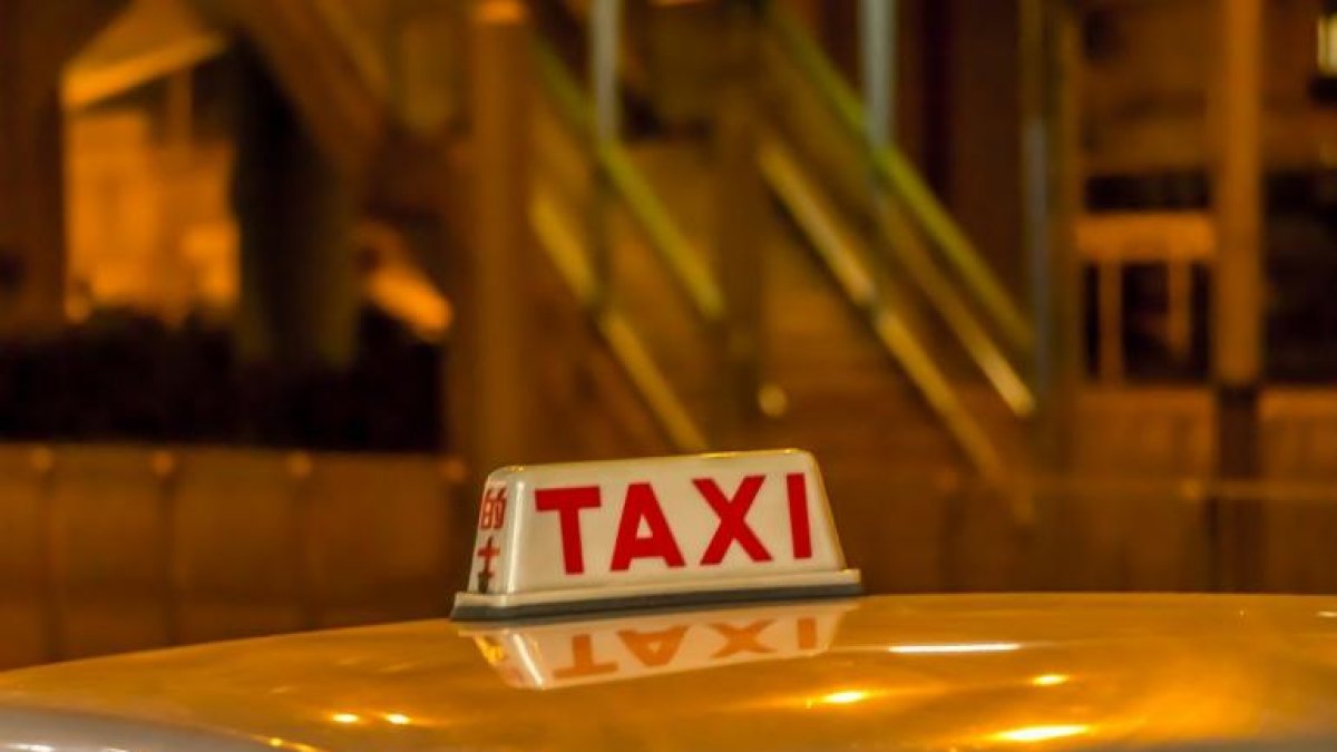 Los delincuentes utilizan taxis amarillos para cometer sus fechorías. Los lugares escogidos para capturar a sus víctimas son los centros comerciales.