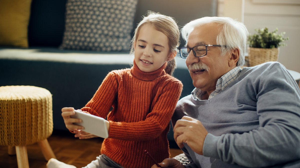 Un abuelo y su nieto aprendiendo sobre tecnología