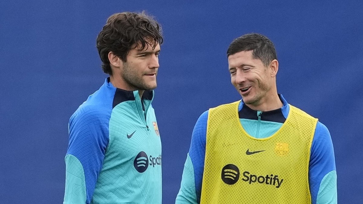 El delantero polaco, Robert Lewandowski, jugará el derbi catalán ante el Espanyol