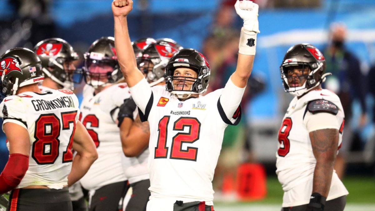 El mariscal de campo de los Tampa Bay Buccaneers, Tom Brady (12), celebra durante el último cuarto.