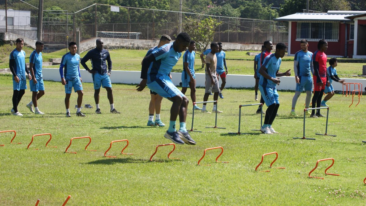 Lo jugadores de El Nacional fueron los primeros en iniciar la pretemporada, después de asegurar su ascenso a serie A.