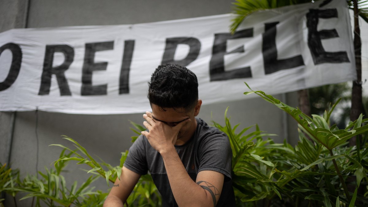 Fanáticos del Rey Pelé lo acompañaron hasta su último día fuera del Hospital Israelita Albert Einstein en Sao Paulo.