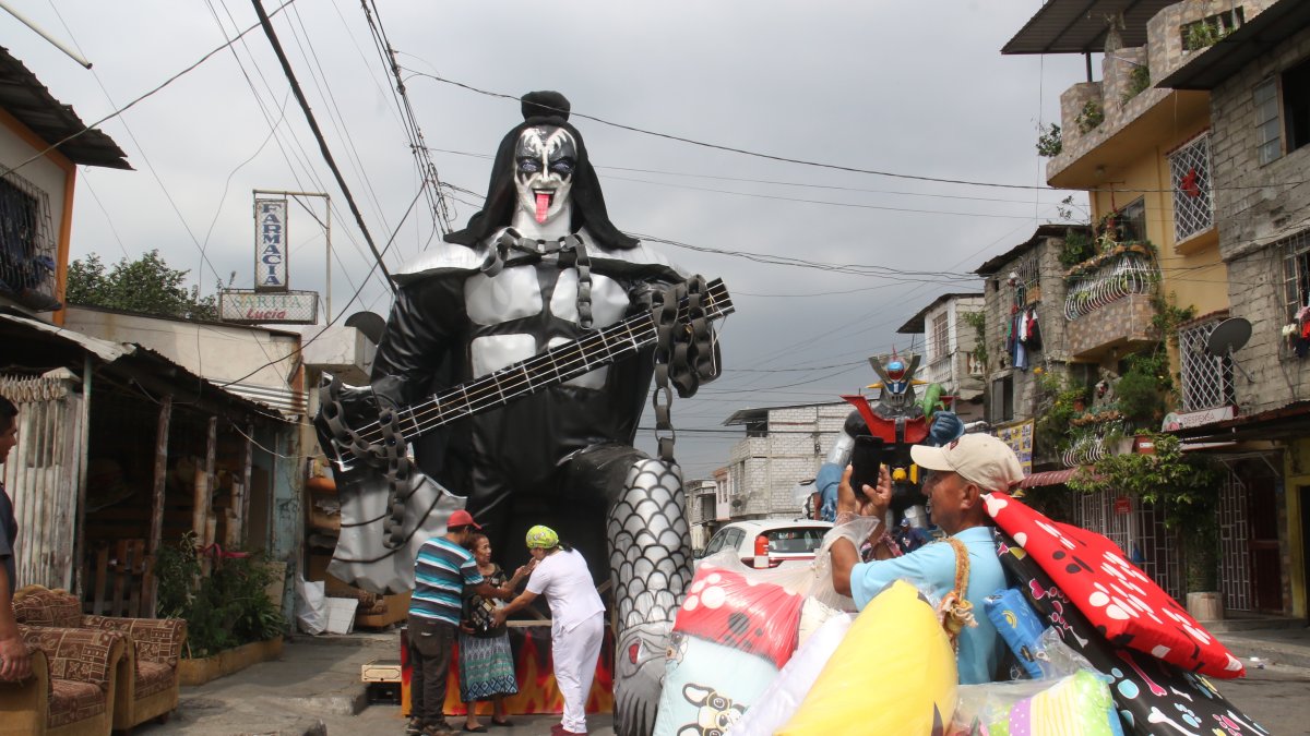 El muñeco está en Alcedo, entre la 14 y la 15, en el suroeste de Guayaquil.