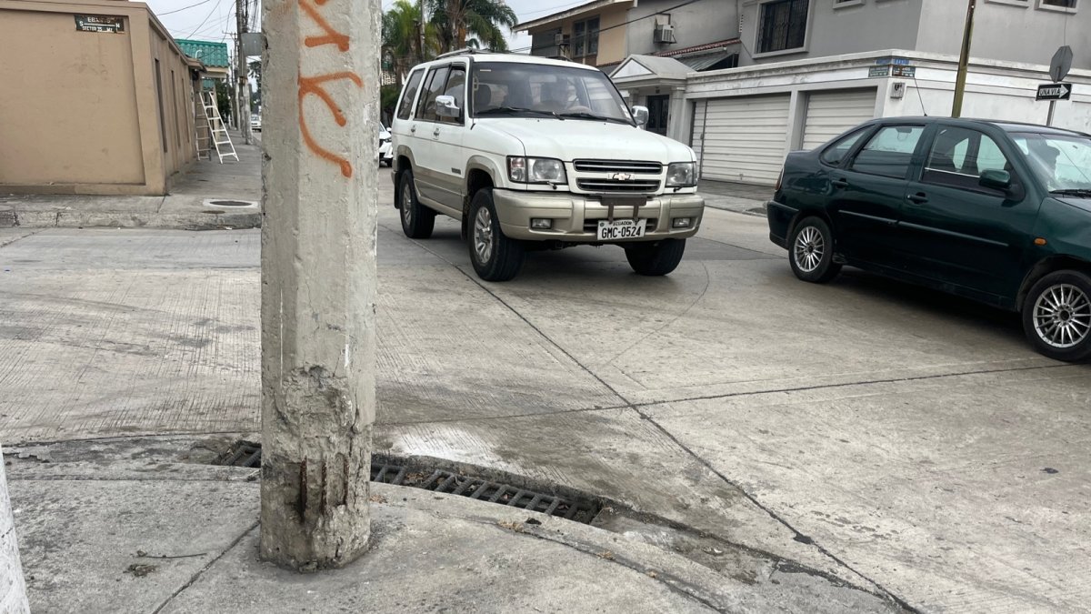 El poste carcomido está ubicado en las calles Manuel Rendón Seminarios y Ébanos.