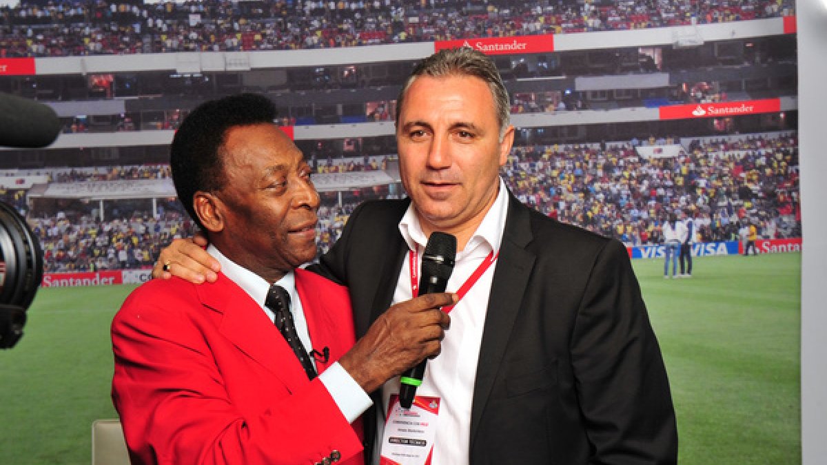Stoichkov y Pelé durante una intervención para una cadena internacional.