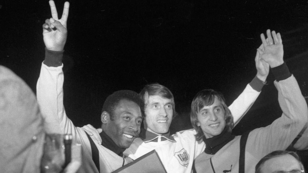 Pelé (i), junto a Paul Van Himst (c) y el neerlandés Johan Cruyff.
