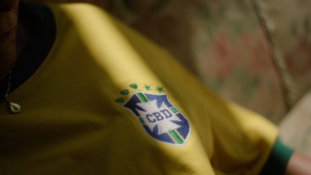 Fotografia cedida por Mercado McCann que muestra una camiseta con la propuesta de cambiar tres estrellas por tres corazones.