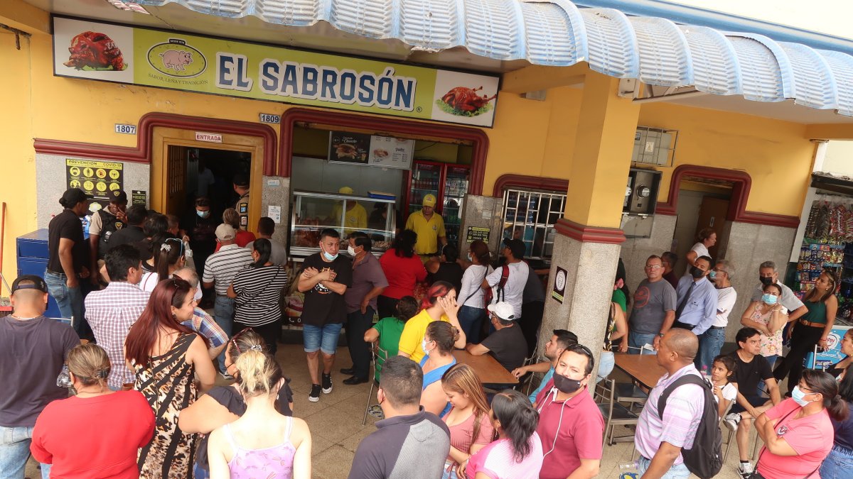 El Sabrosón. Ayer viernes 30 de diciembre se formó una larga fila de compradores de pavo o cerdo horneado.