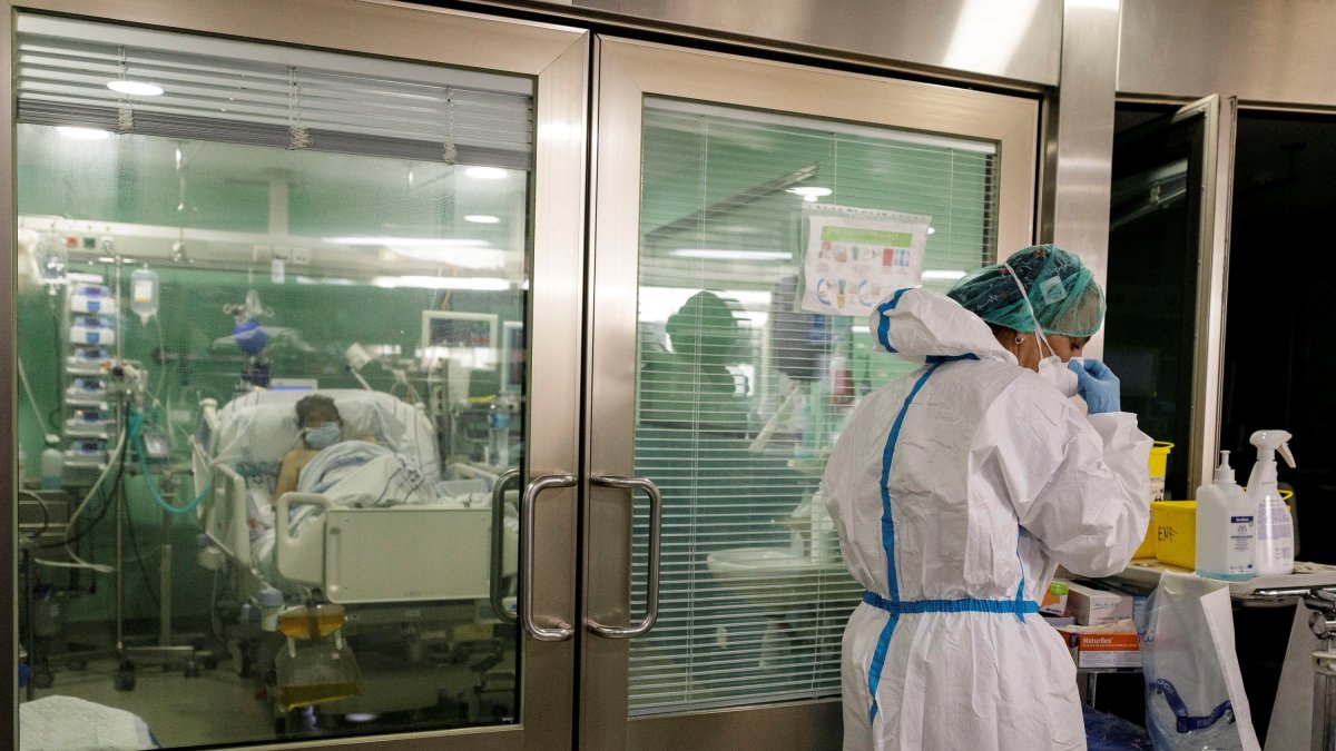 Imagen de archivo de una Unidad de Vigilancia Intensiva (UVI). Japón registra más de 192 mil casos confirmados de la COVID hasta ahora.