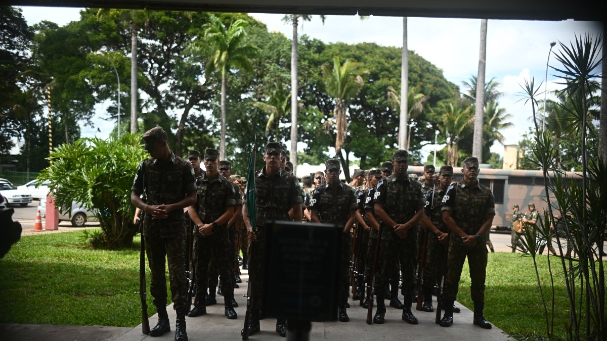 Soldados participan en un ensayo para la toma de posesión del presidente electo Luiz Inácio Lula da Silva, en el Palacio de Planalto en Brasilia (Brasil) EFE/