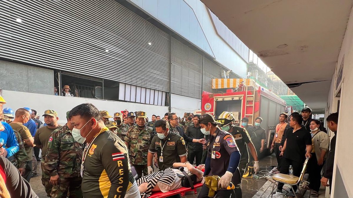 Traslado de un herido en el incendio en el complejo Diamond City en Poipet. Camboya. EFE/