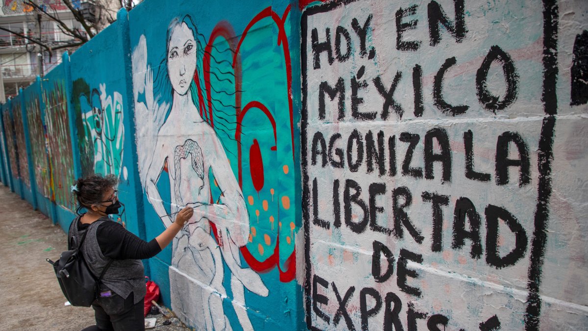 Artistas pintan un mural en contra de los asesinatos de periodistas en febrero de 2022 en Ciudad de México (México). / Isaac Esquivel