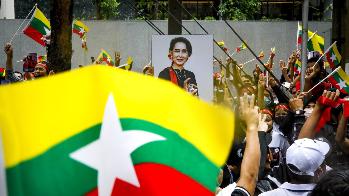 Imagen de archivo de una manifestación de simpatizantes de la derrocada líder birmana Aung San Suu Kyi. /DIEGO AZUBEL