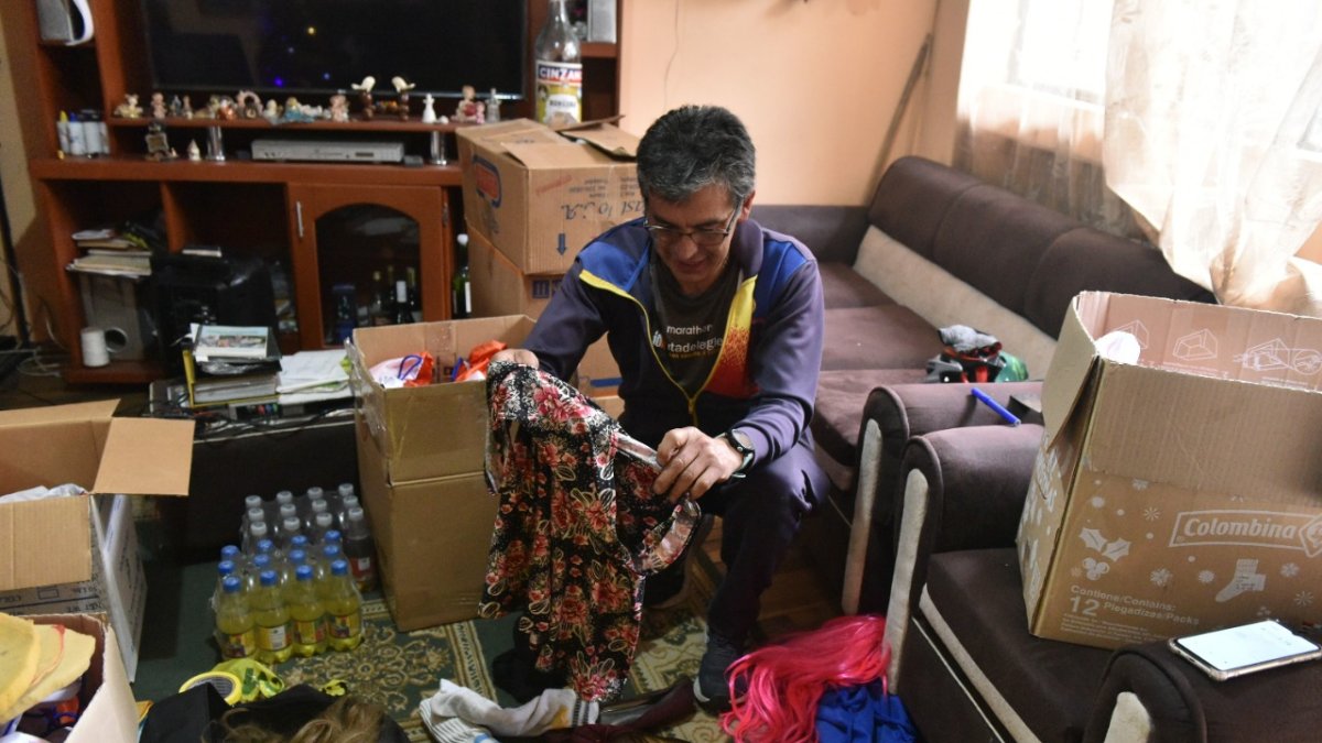 Preparativos. Carlos Utreras compró un vestido en Chillogallo para este año y utilizará una peluca color rosa para la carrera de ‘viudas y viejos’.