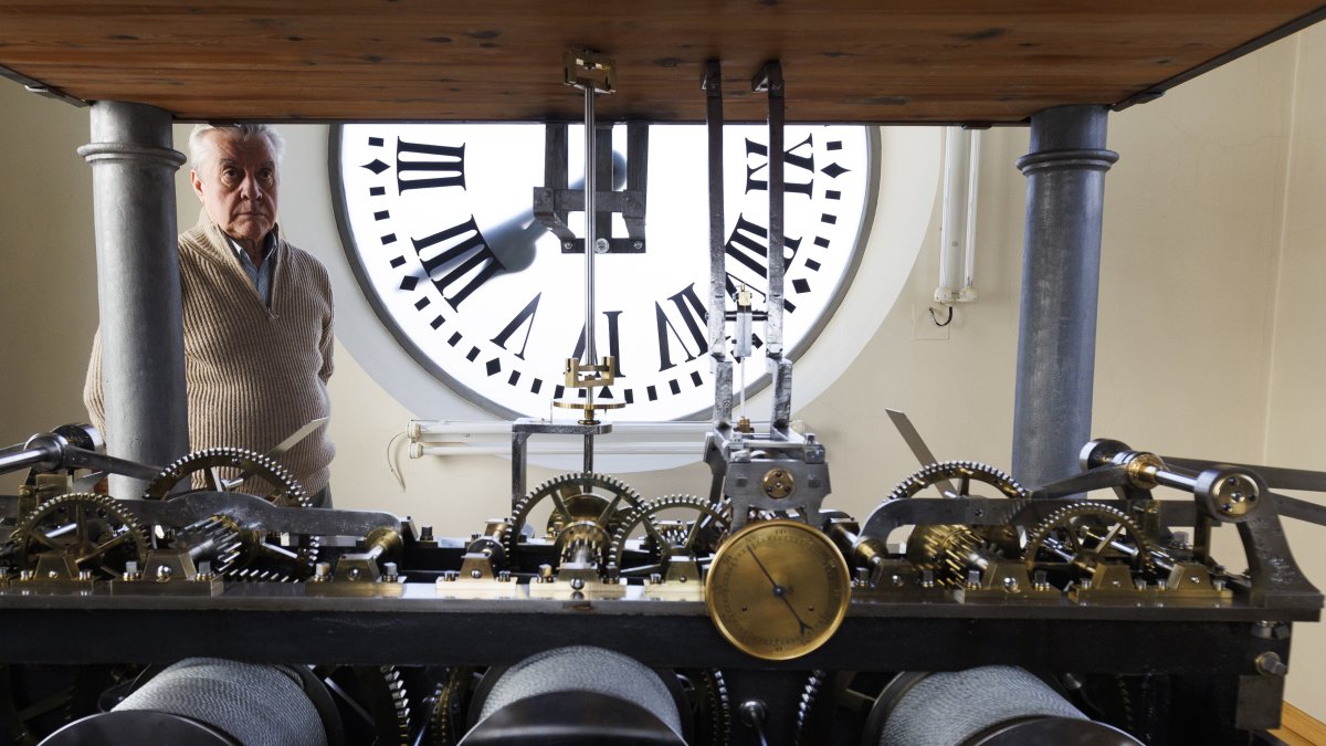 Labor. Jesús López-Terradas ha estado ocupado estos últimos días en la caseta del reloj.