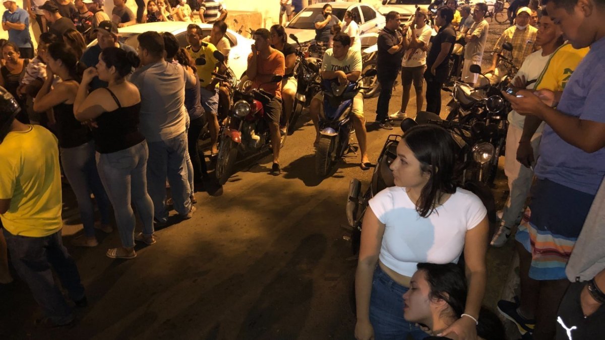 Babahoyo. La exnovia del agente fallecido lloraba frente al hospital.