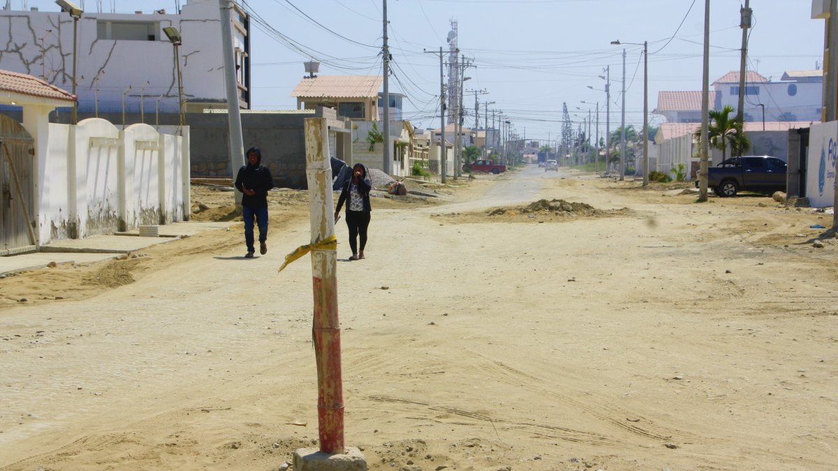 Costa de Oro. En este vecindario de Salinas, los habitantes llevan ya más de medio año viviendo con polvo. Siguen con las calles abiertas y no asfaltadas, como se prometió.