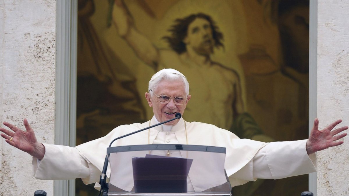 Imagen de Archivo del papa Benedicto XVI en un tradicional rezo del Angelus desde el balcón de su residencia de verano en Castelgandolfo (Italia).