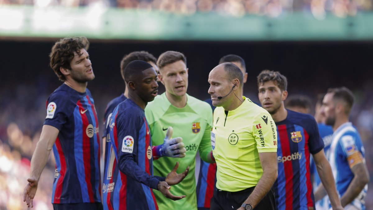 Los jugadores del Barcelona protestan la expulsión de su compañero Jordi Alba durante el partido de LaLiga Santander disputado este sábado ante el Espanyol.