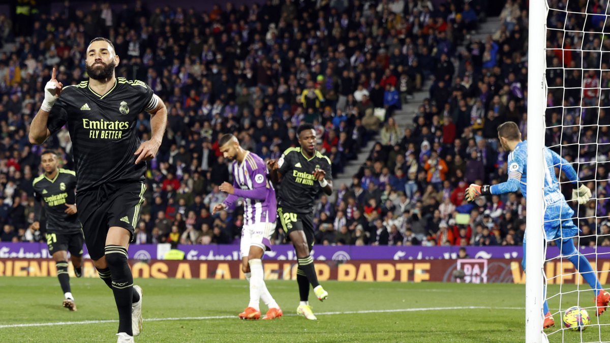 El delantero del Real Madrid Karim Benzemá (i) celebra tras marcar el primer gol ante el Valladolid-