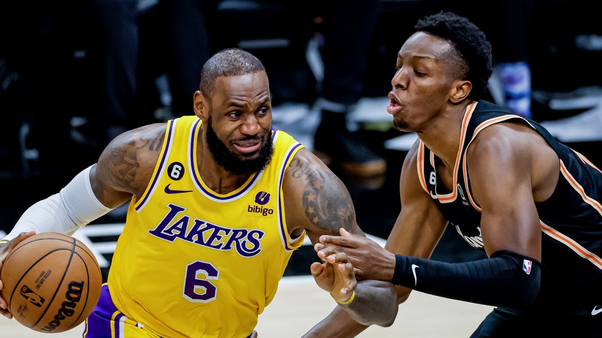 LeBron James (izquierda) encara a Onyeka Okongwu de los Atlanta Hawks.