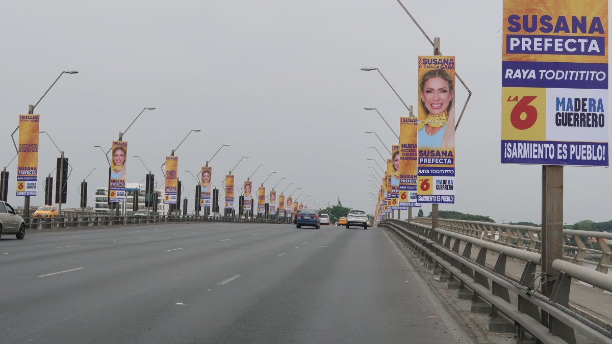 Los anuncios a favor de la prefecta del Guayas, Susana González, quién busca la relección en los comicios de febrero próximo, están desde la madrugada de este sábado 31 de diciembre de 2022, según moradores de Durán.