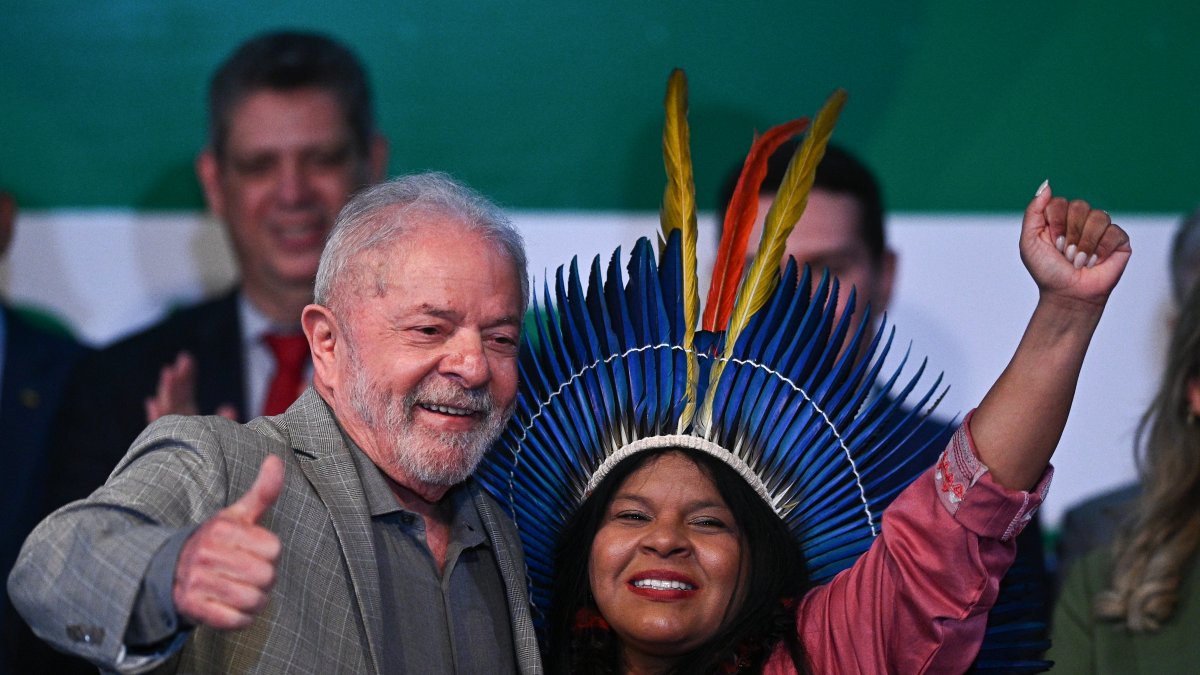 El presidente electo de Brasil, Luiz Inacio Lula da Silva, posa al lado de la designada ministra de los Pueblos Indígenas, Sônia Guajajara,