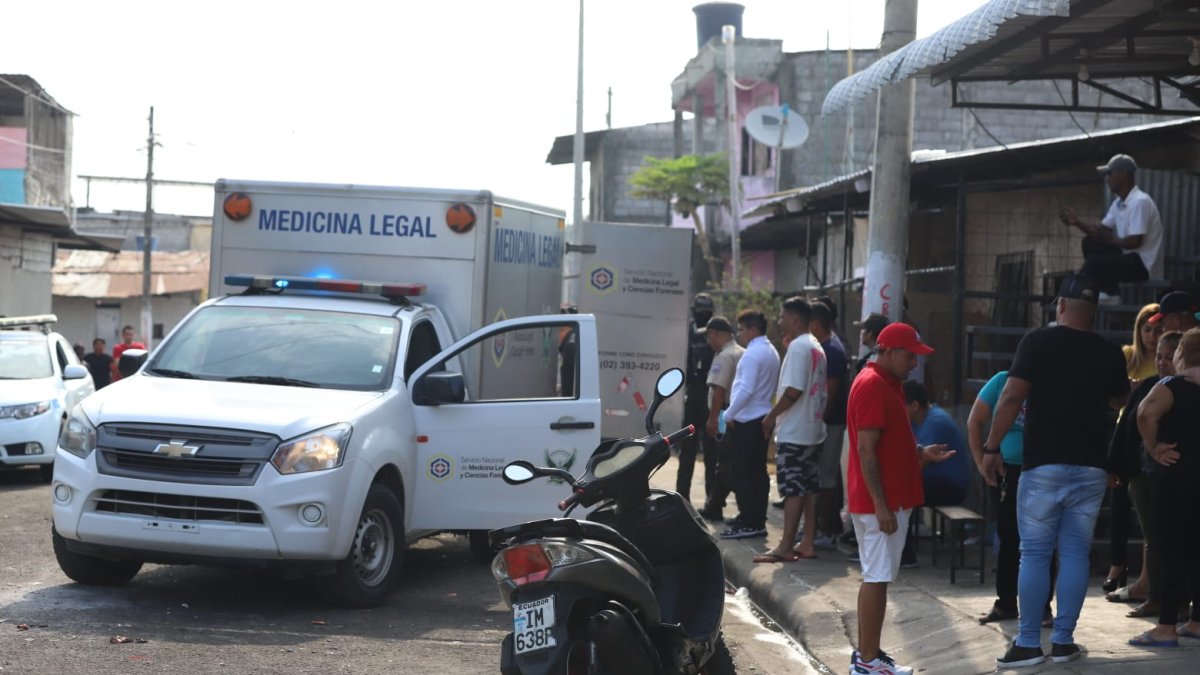 El cuerpo de la víctima mortal, una joven de 18 años, quedó sobre la vereda, recibió tres impactos de proyectil en el tórax.