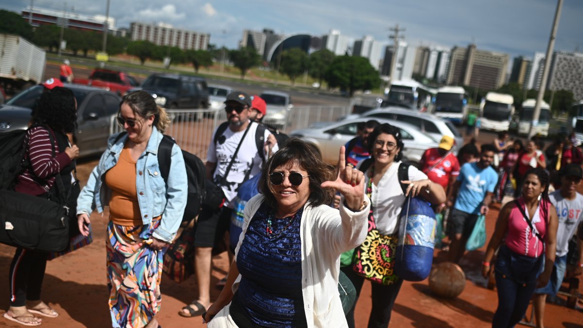 Seguidores del presidente electo de Brasil, Luiz Inácio Lula da Silva, llegan este domingo 1 de enero de 2023 a un campamento en el Estadio Mane Garrincha para celebrar la posesión presidencial de Lula, en Brasilia.
