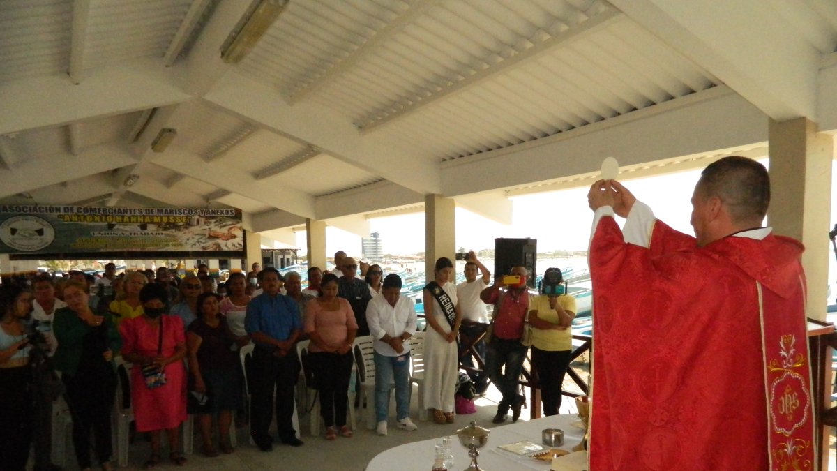 Pescadores ofrendan una balsa a San Pedro