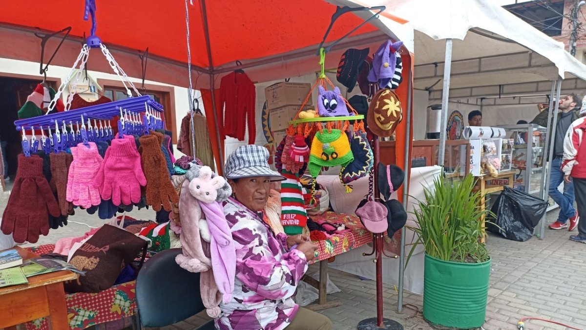 Una de las artesanas en una exhibición en una feria en Salinas de Guaranda.