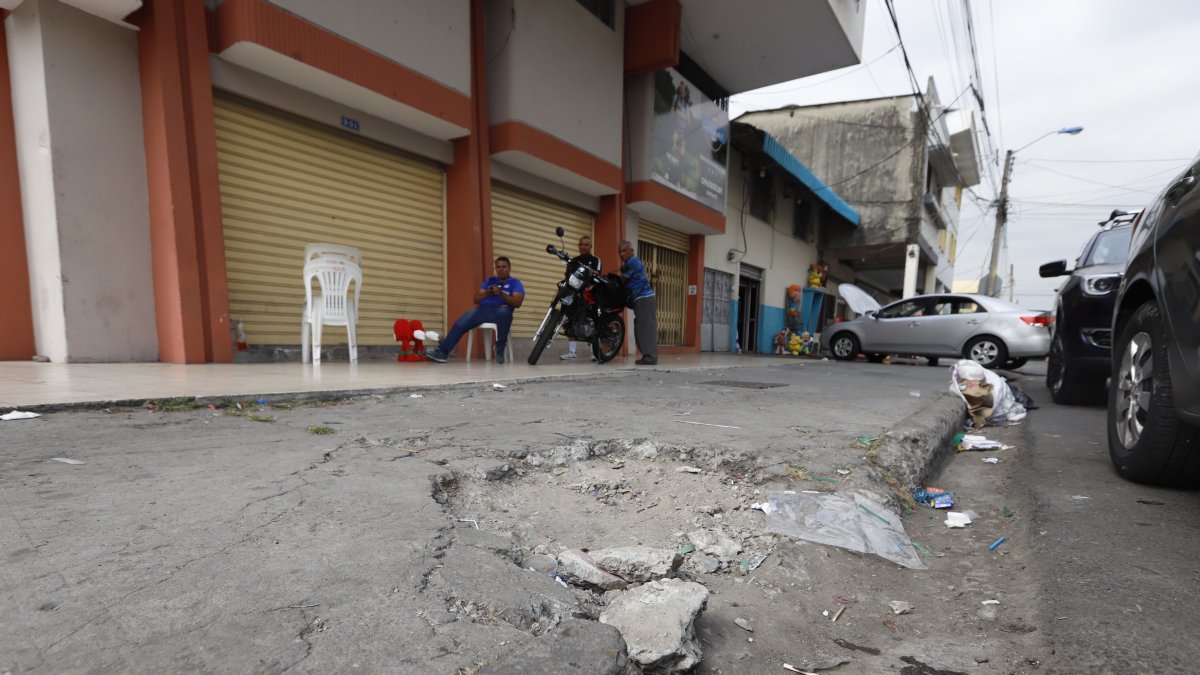 Vereda en mal estado en las calles 6 de Marzo y Letamendi