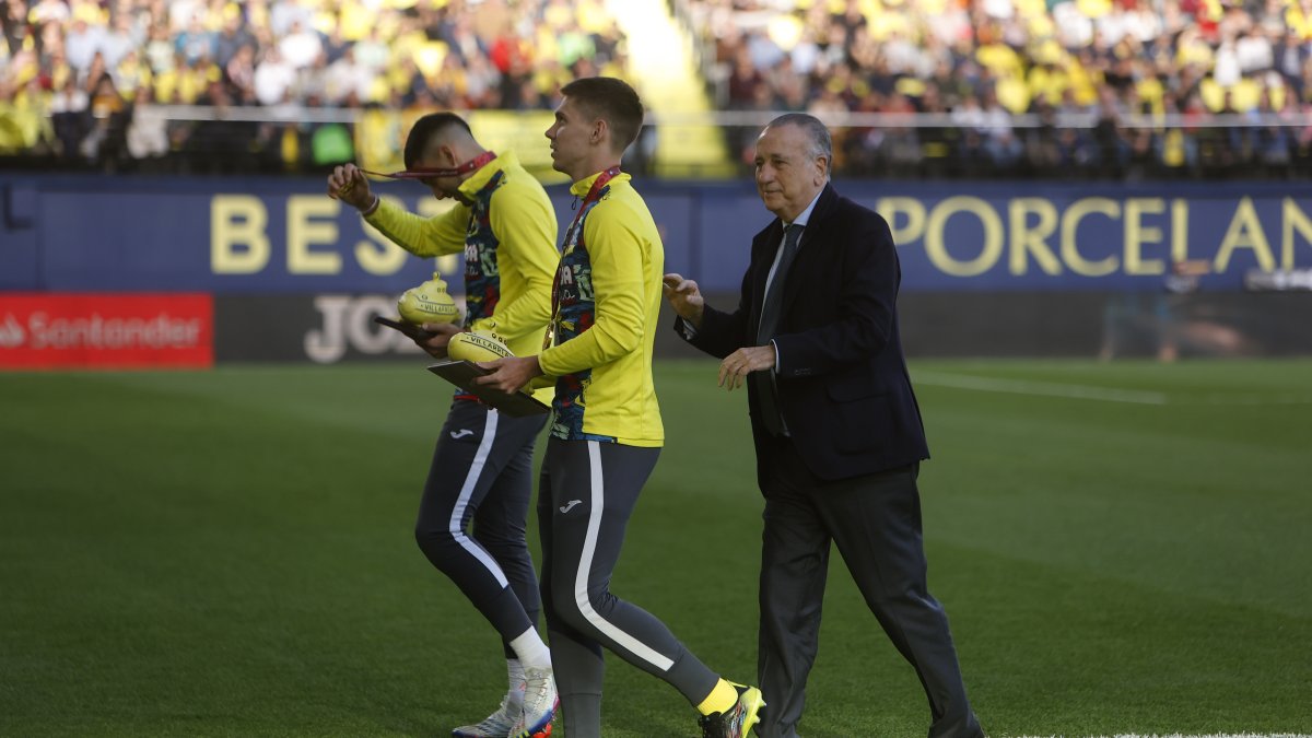 Los jugadores argentinos del Villarreal Gerónimo Rulli y John Foyth recibieron el homenaje de la afición después de proclamarse campeones del mundo con su selección.