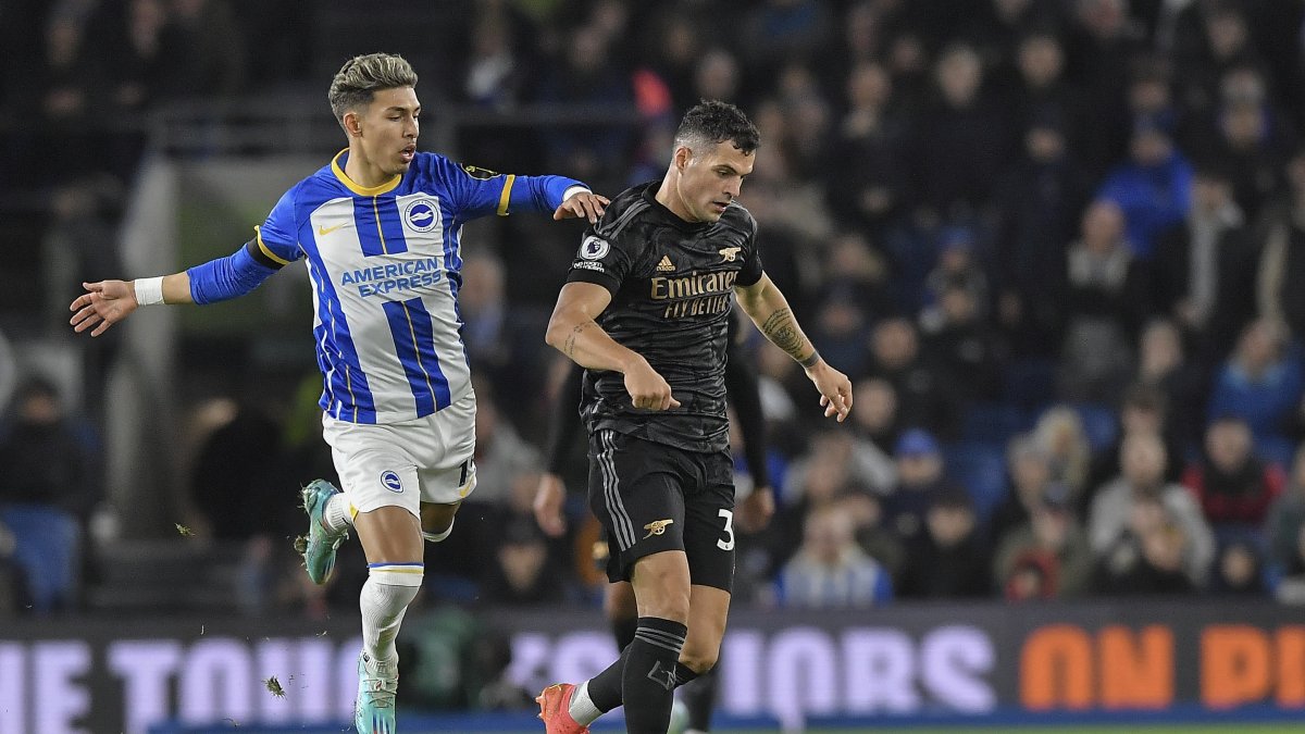 Granit Xhaka (d) del Arsenal y Jeremy Sarmiento del Brighton & Hove Albion en el duelo de la Premier League.
