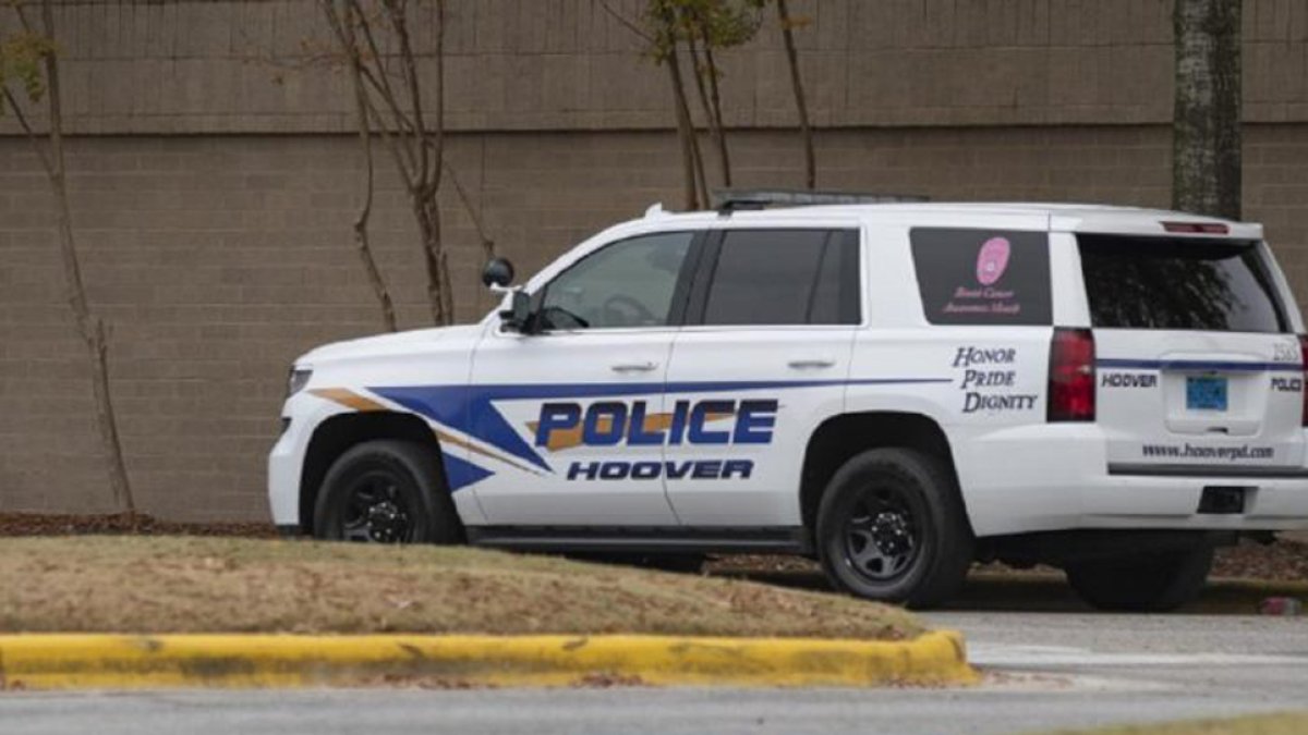 La policía indicó que había una gran multitud de alrededor de un centenar de personas en el momento del tiroteo.