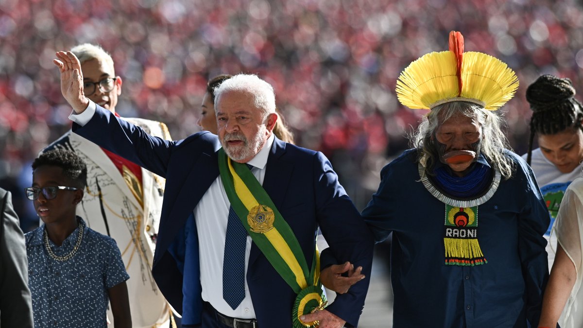 El nuevo presidente de Brasil, Luiz Inácio Lula da Silva (i), saluda con la banda presidencial hoy, durante la investidura, en Brasilia (Brasil)