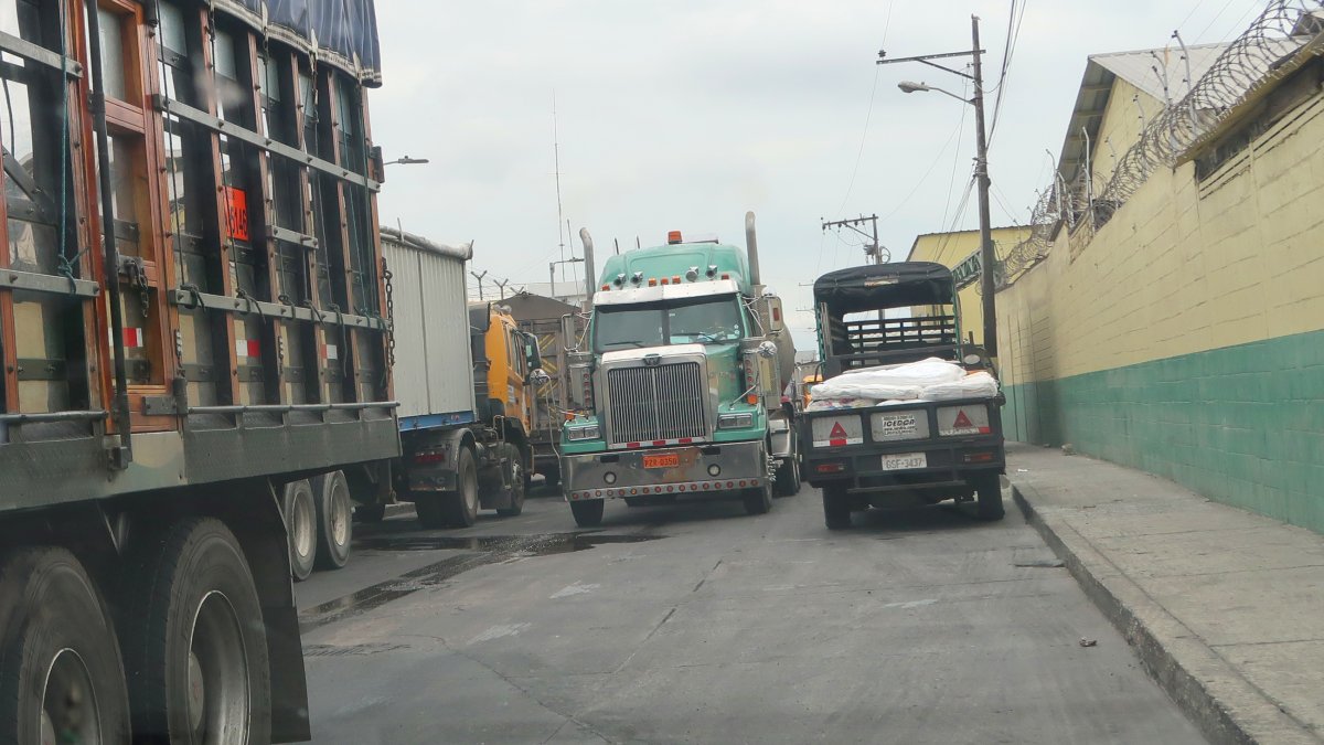 Trancones. Durante todo el día el transporte pesado se apodera de dos de las principales avenidas de La Pradera 2, provocando embotellamiento vehicular y ruido que perturba a los vecinos.