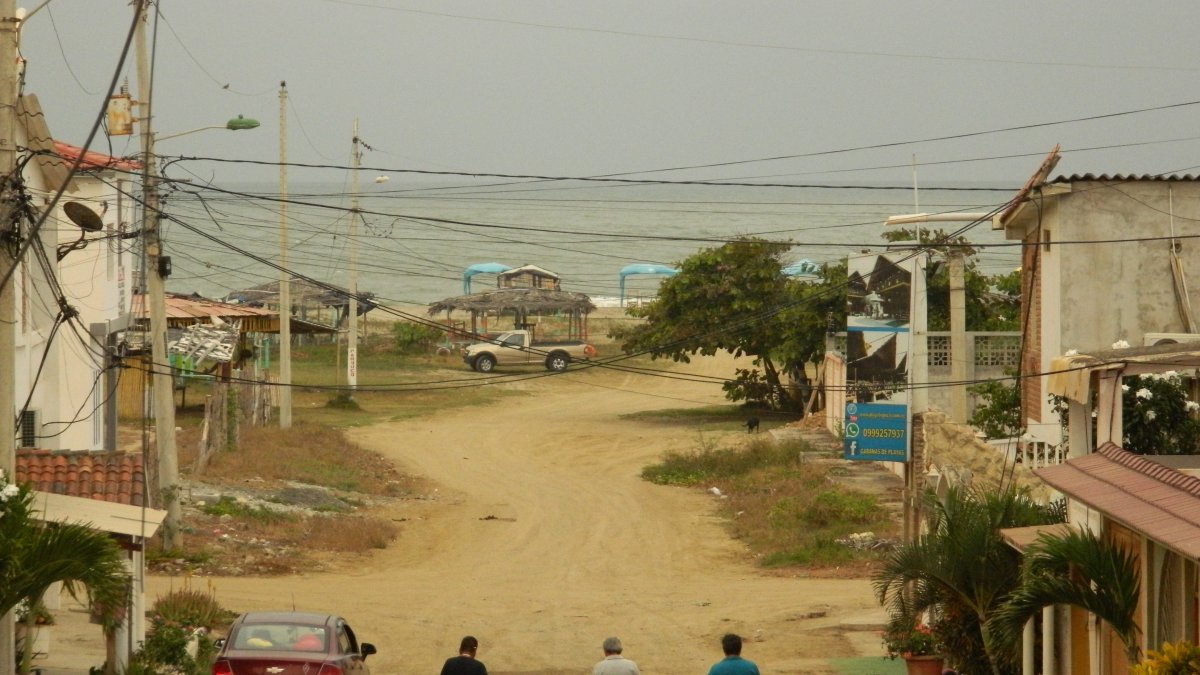 Playas. Así permanecen la mayoría de accesos a las playas de General Villamil. Hay tierra y, en cada invierno, lodo. Piden que haya un plan de regeneración.