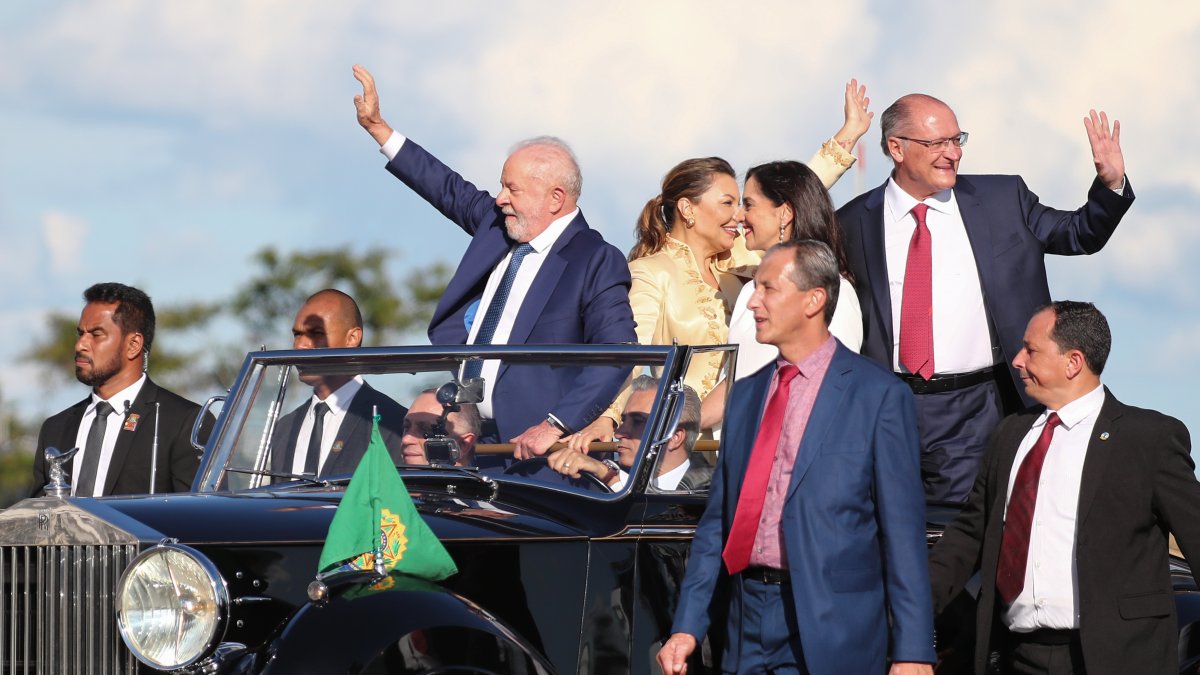 El presidente electo, Luiz Inácio Lula da Silva saluda a sus seguidores durante su investidura