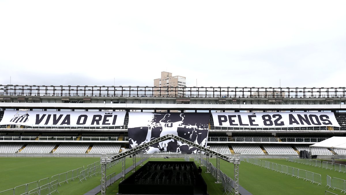 Fotografía del estadio de Vila Belmiro, sede del club del Santos que se prepara para recibir al exjugador Pelé, el lunes 2 de enero, en la ciudad de Santos (Brasil).