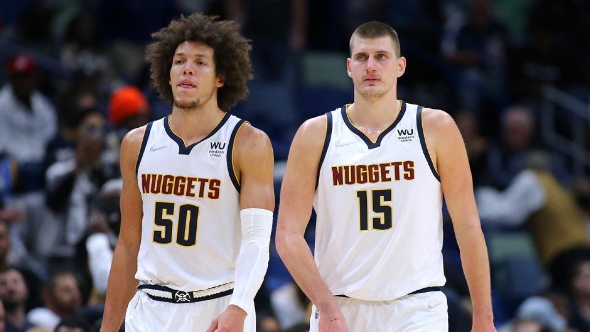 Aaron Gordon (i) y Nikola Jokic (d) firmaron una gran actuación contra los Boston Celtics.