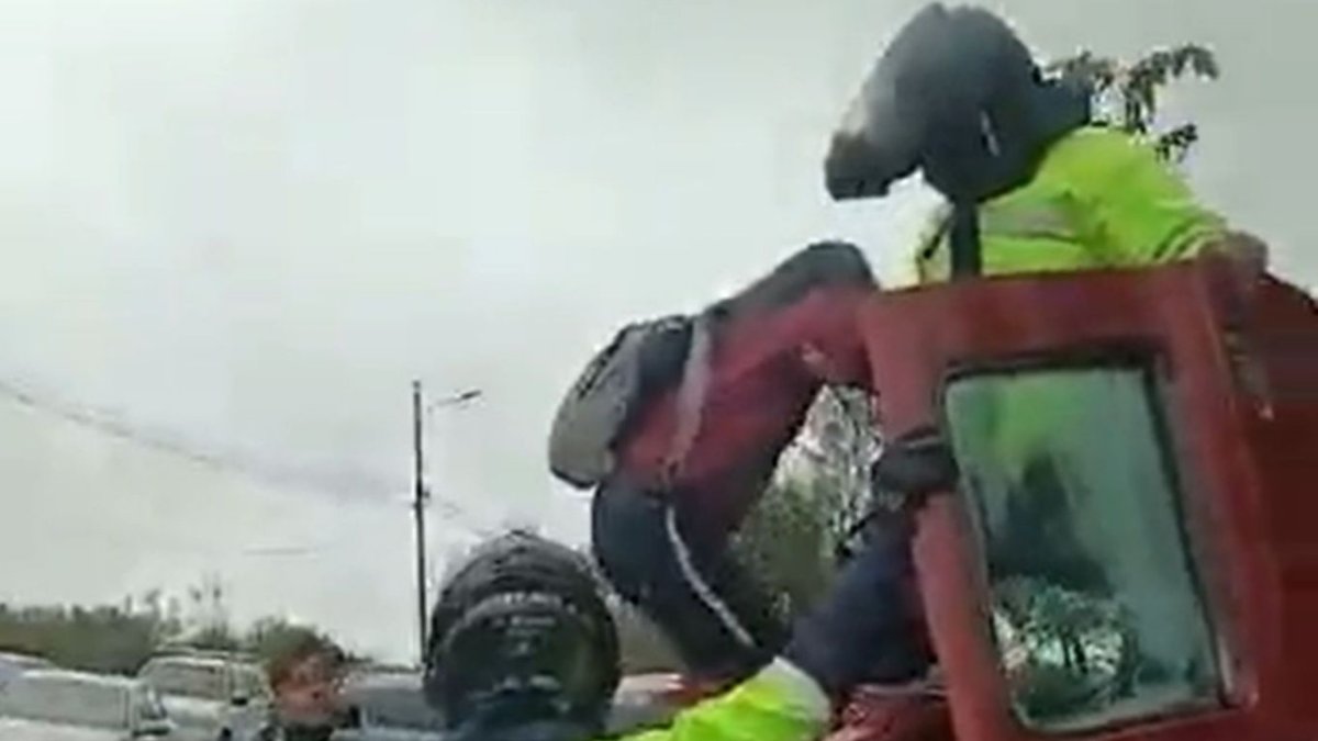 Movilidad. Los ocupantes del vehículo fueron rescatados por los agentes de tránsito este lunes 3 de eneo de 2023.