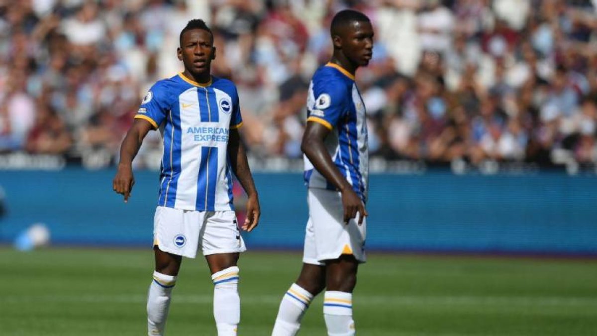 Moises Caicedo (d) estuvo ausente en el último partido de la Premier League ante el Arsenal.