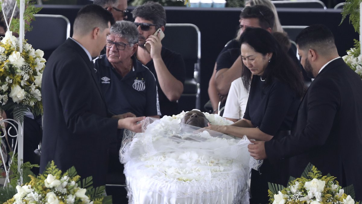 Marcia Aoki, viuda de Pelé, lloran durante el velorio realizado en Vila Belmiro.