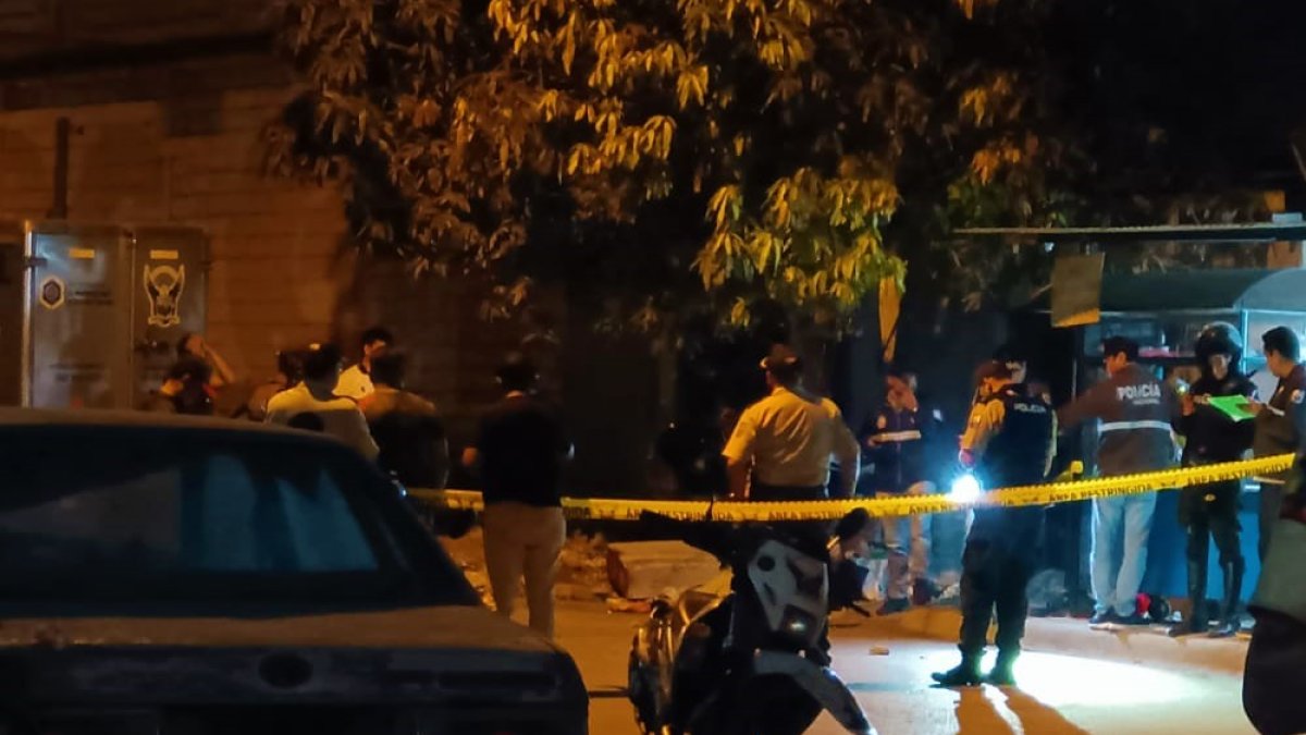 La Policía llegó hasta el restaurante para levantar las primeras pistas para encontrar a los sicarios.