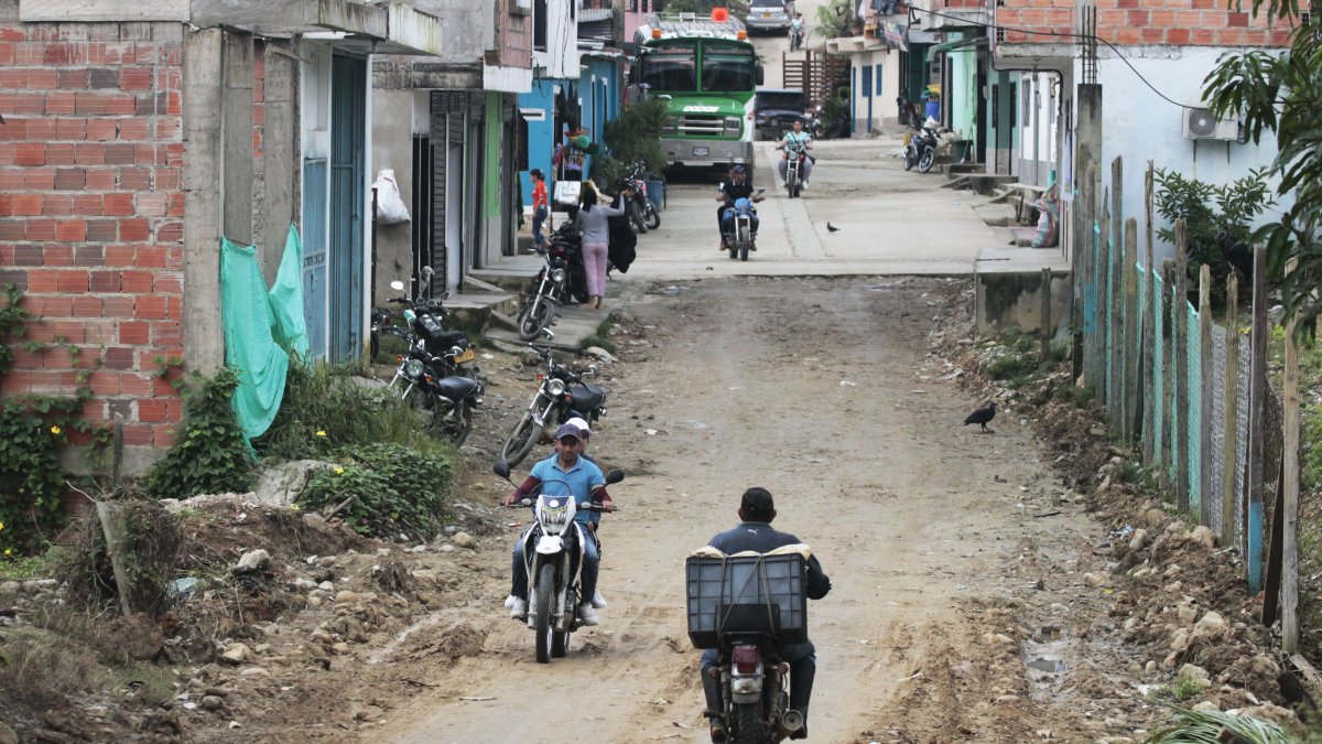 El Tarra. Una calle de municipio (Norte de Santander) escogida para construir la primera sede de la universidad.