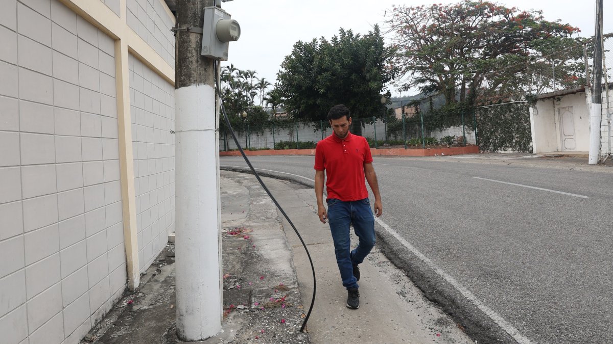 El cable caído está en la avenida Eduardo Alcívar Elizalde y calle 4, de la ciudadela Los  Ceibos.,