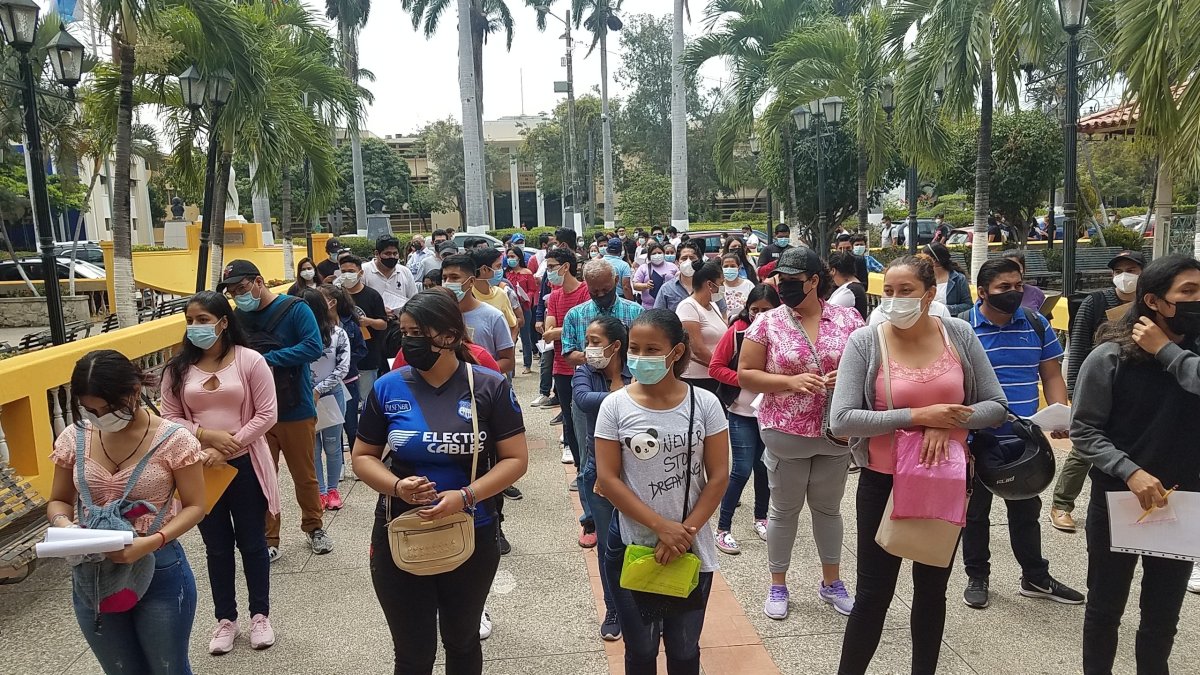 Aspirantes a ingresar a la universidad pública esperan su turno para rendir el examen Transformar, a comienzos de 2022